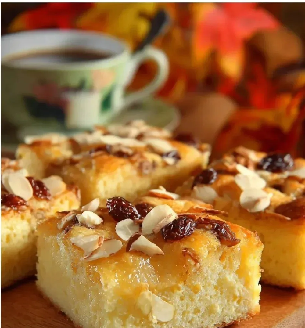 Innenansicht eines Apfel-Rosinenkuchens mit frischen Äpfeln und Rosinen