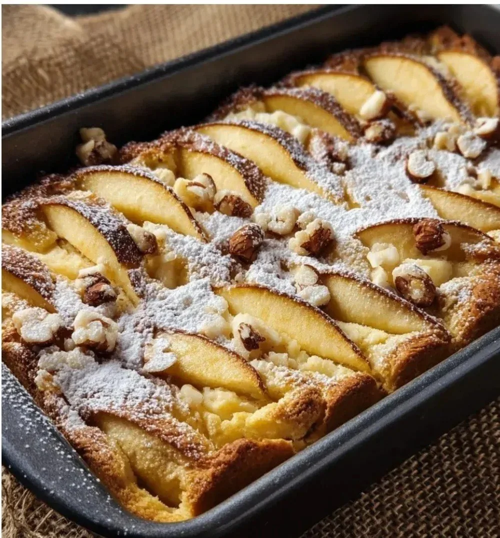 Norwegische Apfeltorte mit frischen Äpfeln und zarten Gewürzen auf einem Teller.