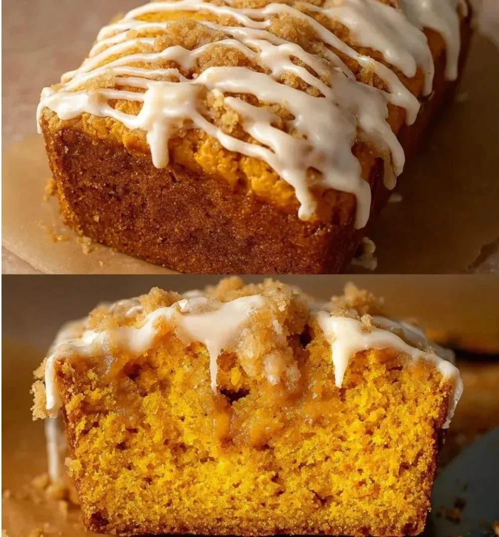 Herbstlicher Pflaumenkuchen mit Streuseln und Zimt-Herz auf einem Teller