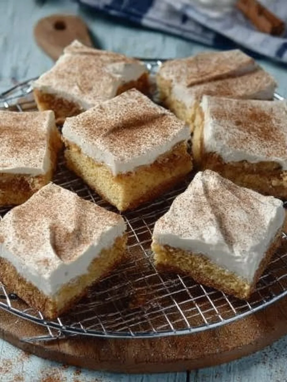 Frischer Apfel-Schmand-Kuchen vom Blech auf einem Holzbrett serviert