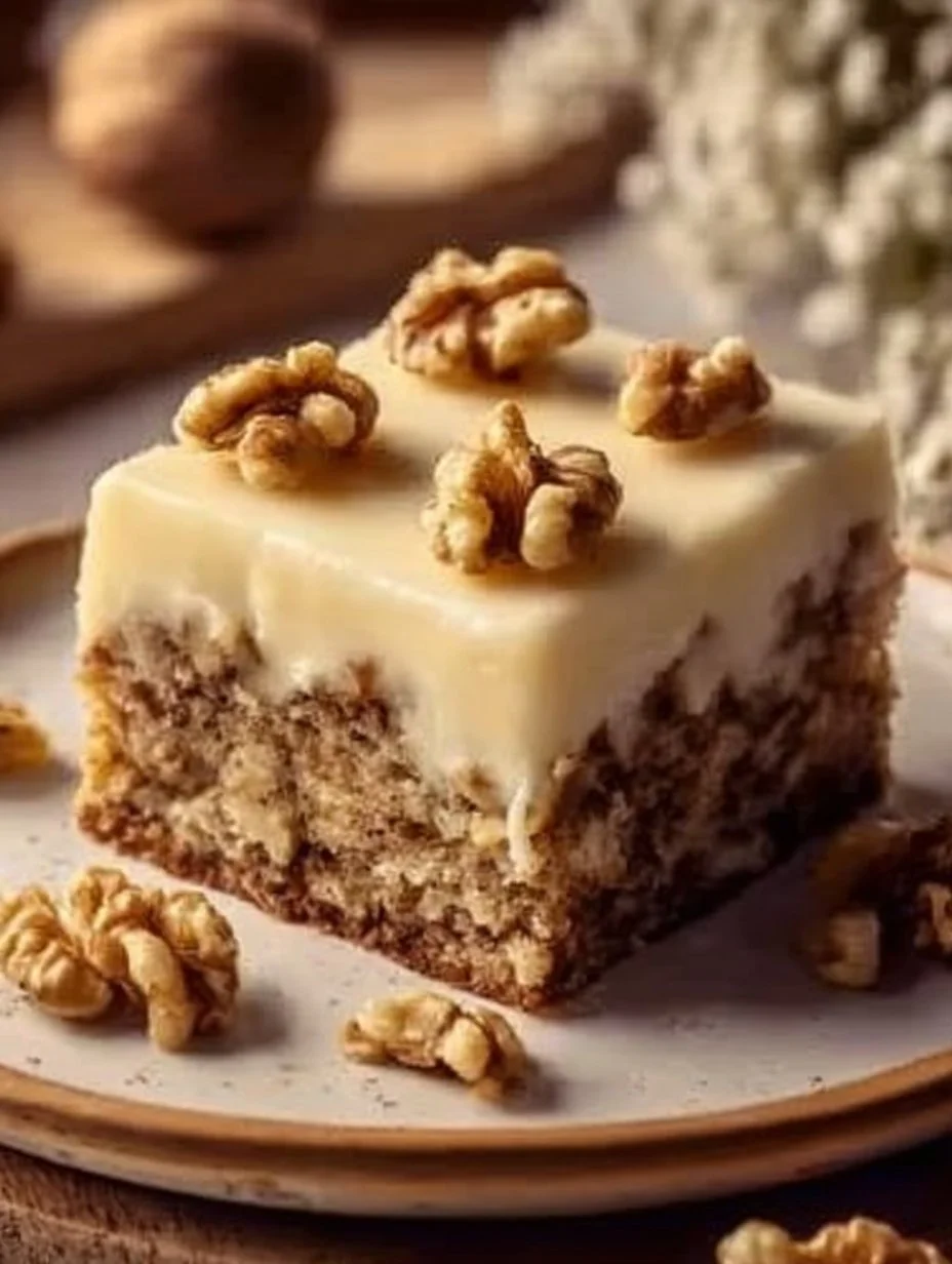 Friss-dich-dumm-Kuchen mit Walnüssen auf einem Teller