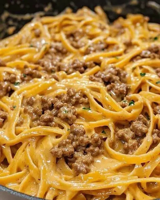 Pasta mit Rinderhackfleisch und Parmesan auf einem Teller serviert