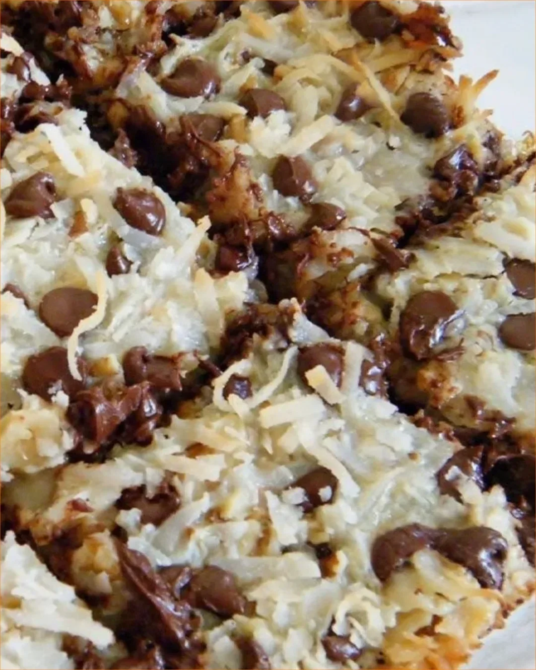 Keksriegel mit verschiedenen Füllungen und Toppings auf einem Holzbrett