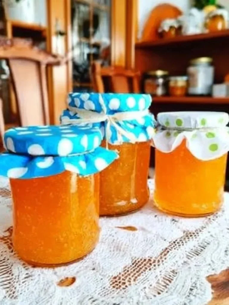 Gläserne Orangenmarmelade auf einem Tisch, gesund und lecker.