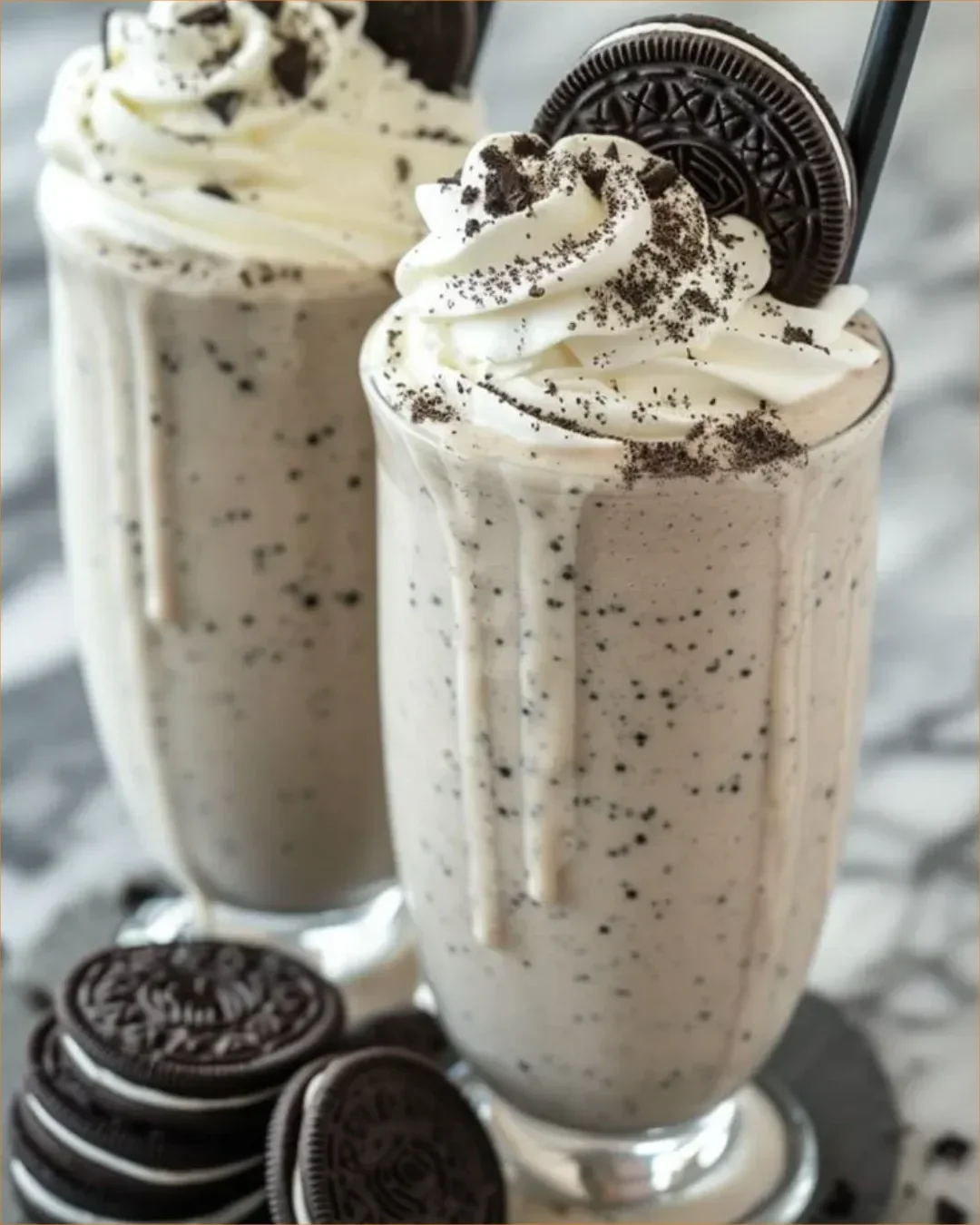 Leckerer Oreo-Milchshake mit Sahne und Oreokrümeln