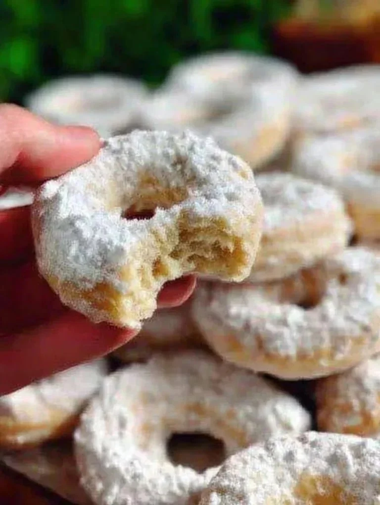Weihnachtskekse mit leckerer Schlagsahne dekoriert.