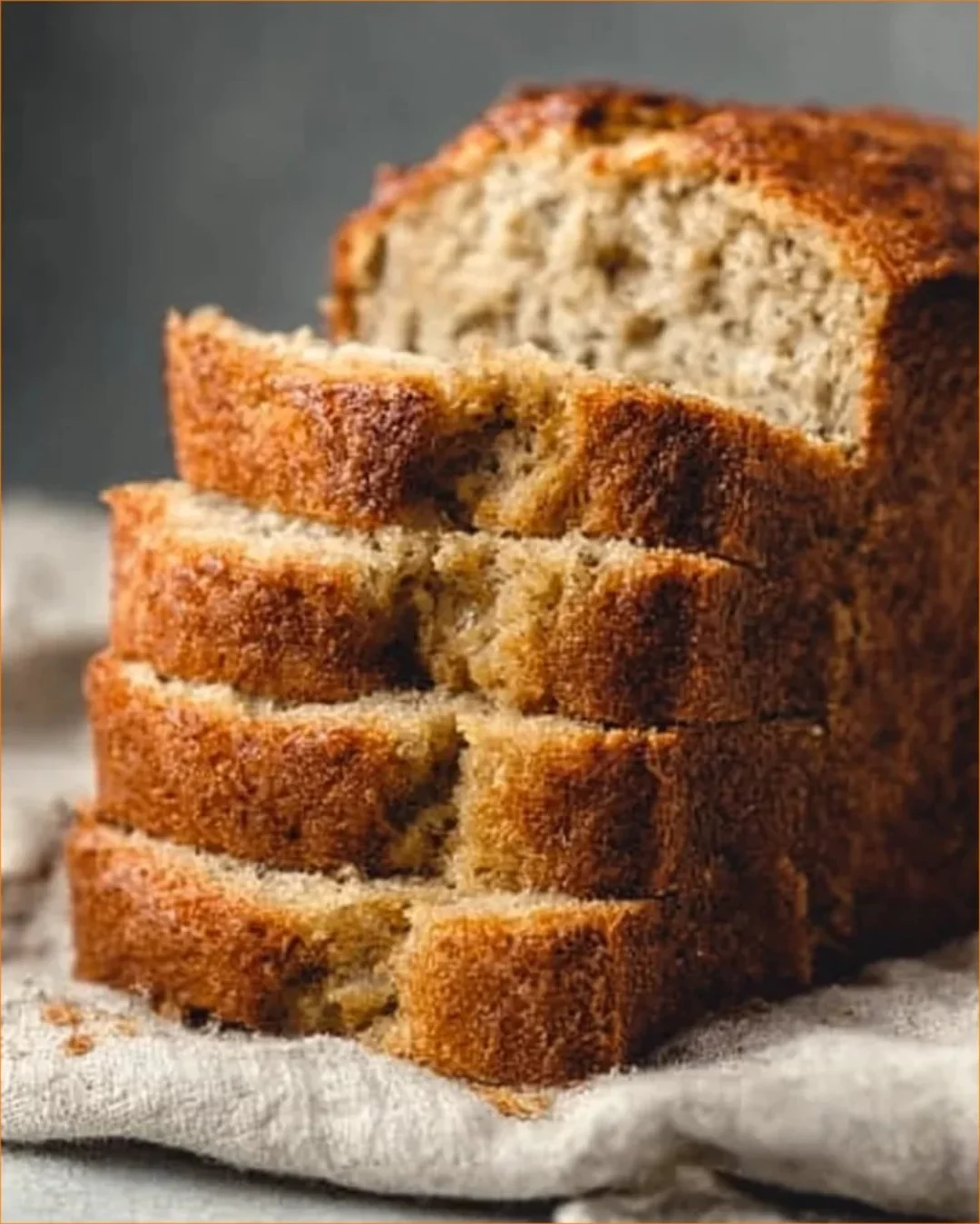 Saftiges Bananenbrot mit Mandelmehl auf einem Holzbrett.