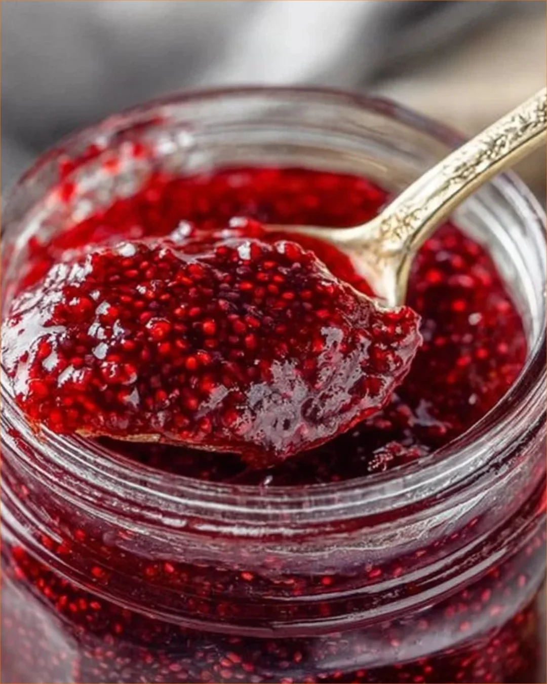 Hausgemachte Chia-Samenmarmelade in einem Glas