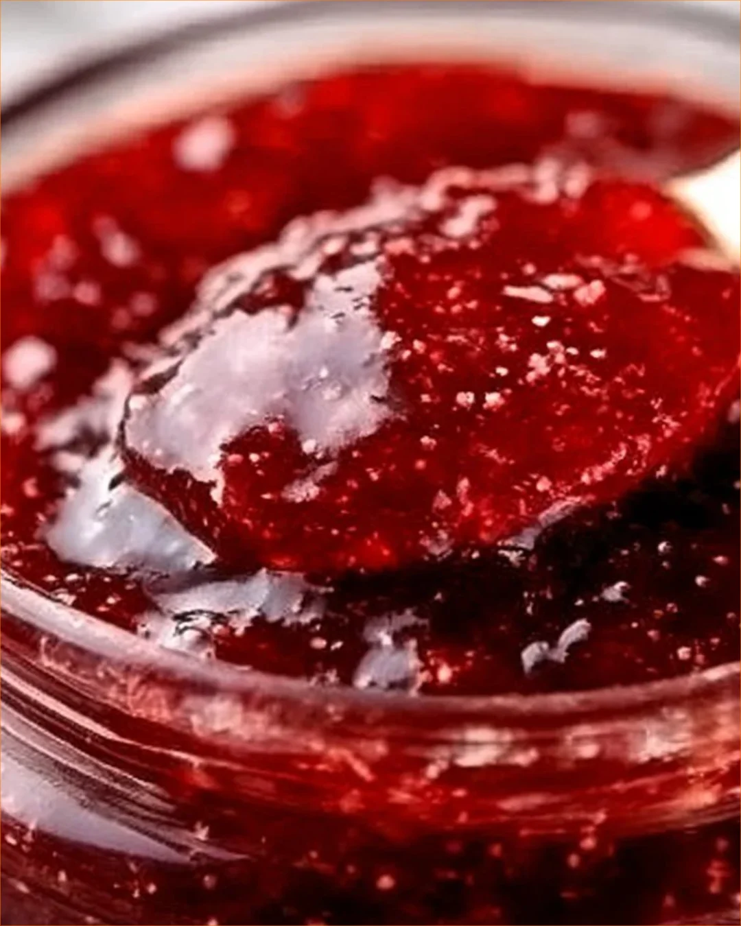Gläser mit hausgemachter Amish Weihnachtsmarmelade auf einem Tisch.