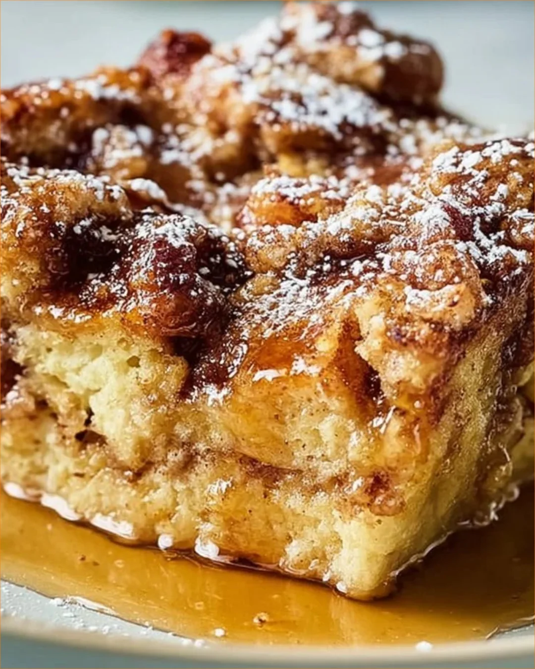Französischer Toast Auflauf mit Früchten und Puderzucker dekoriert.