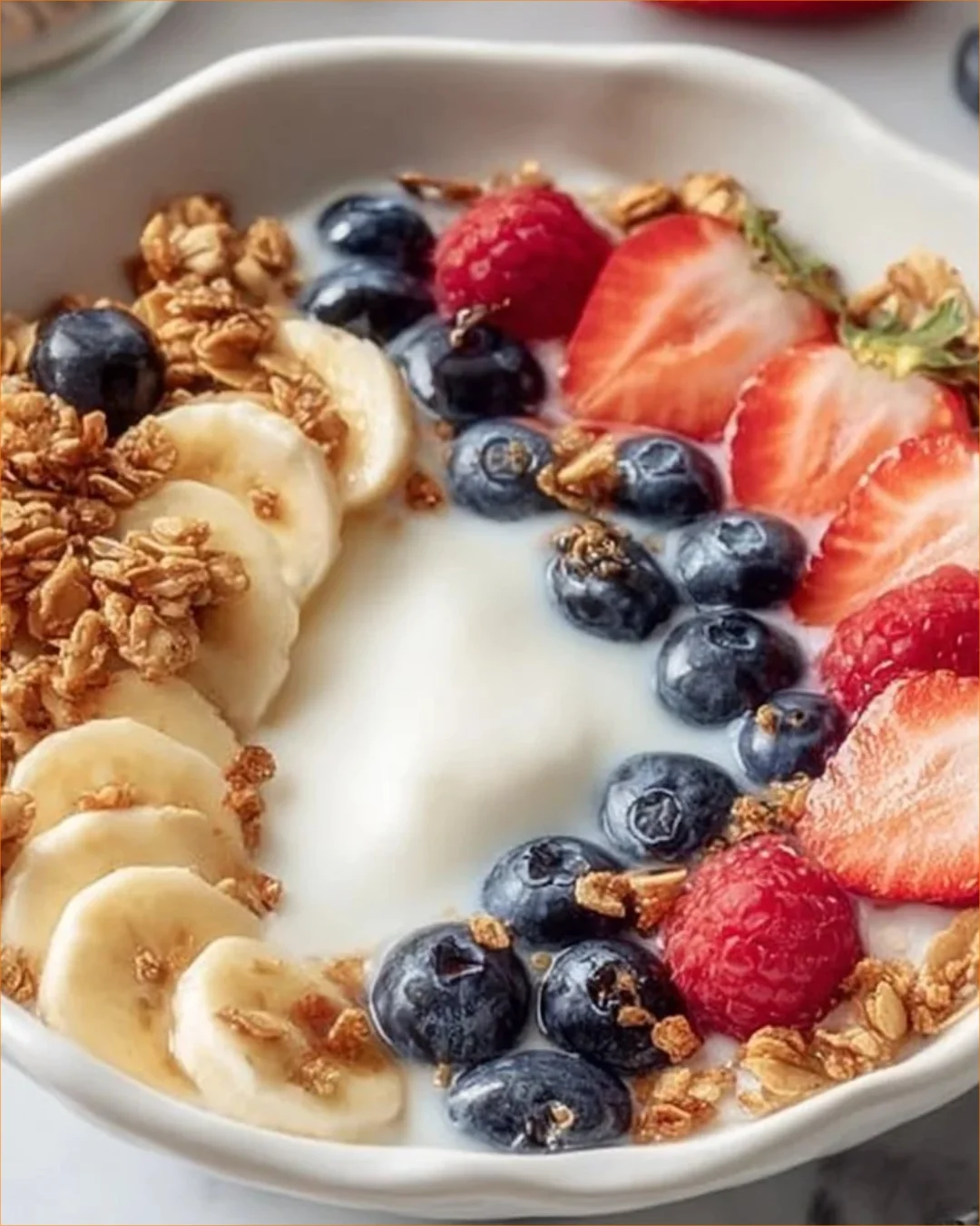 Frucht- und Granola-Joghurt-Schalen mit frischen Zutaten