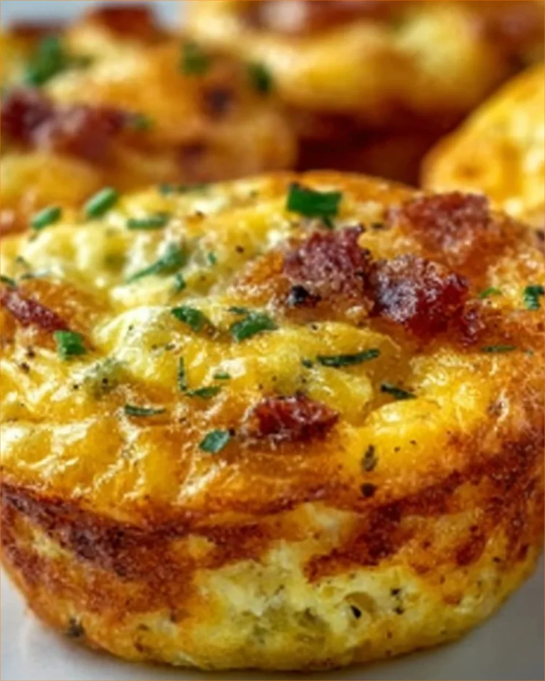 Leckere Frühstücks-Ei-Muffins auf einem Teller serviert