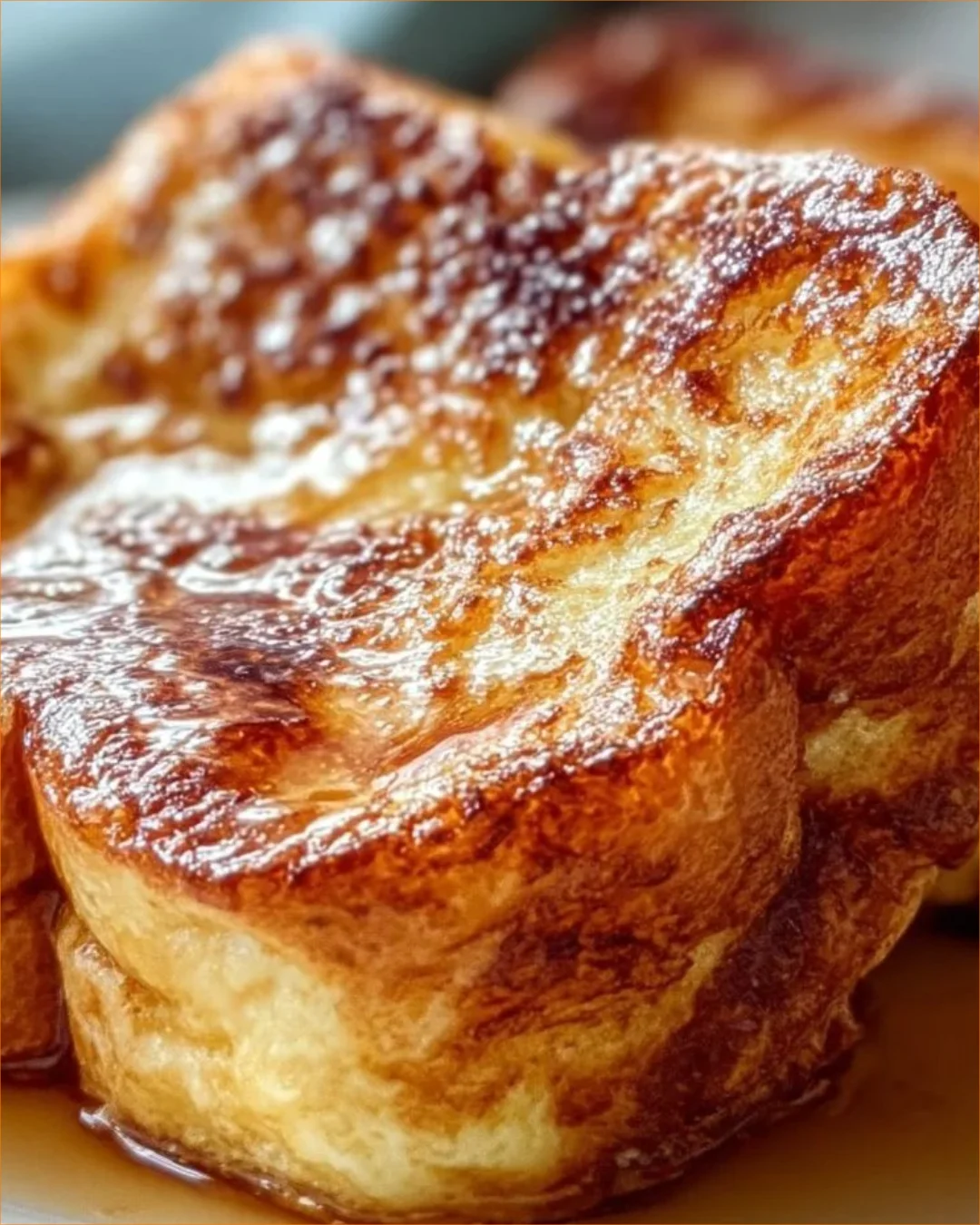 Hawaiianischer Brötchen-Frankfurter Toast mit frischen Zutaten angerichtet