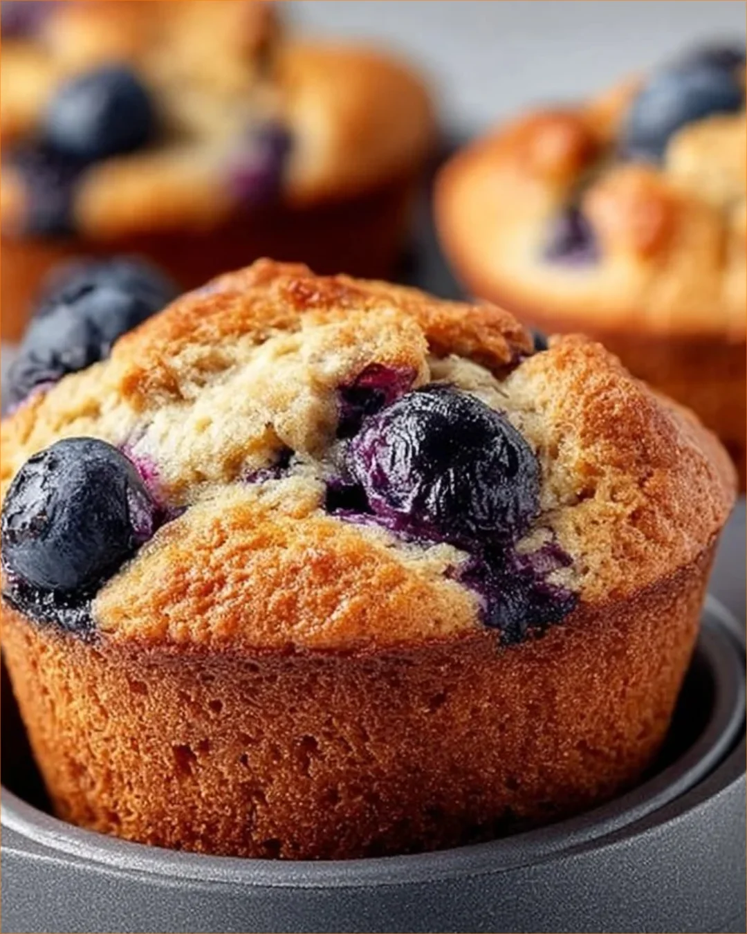 Herzhafte Heidelbeer-Protein-Muffins auf einem Teller serviert