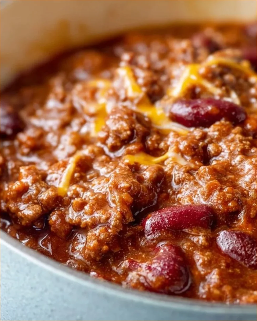 Herzhafter Chili in einer Schüssel, garnisiert mit frischen Kräutern