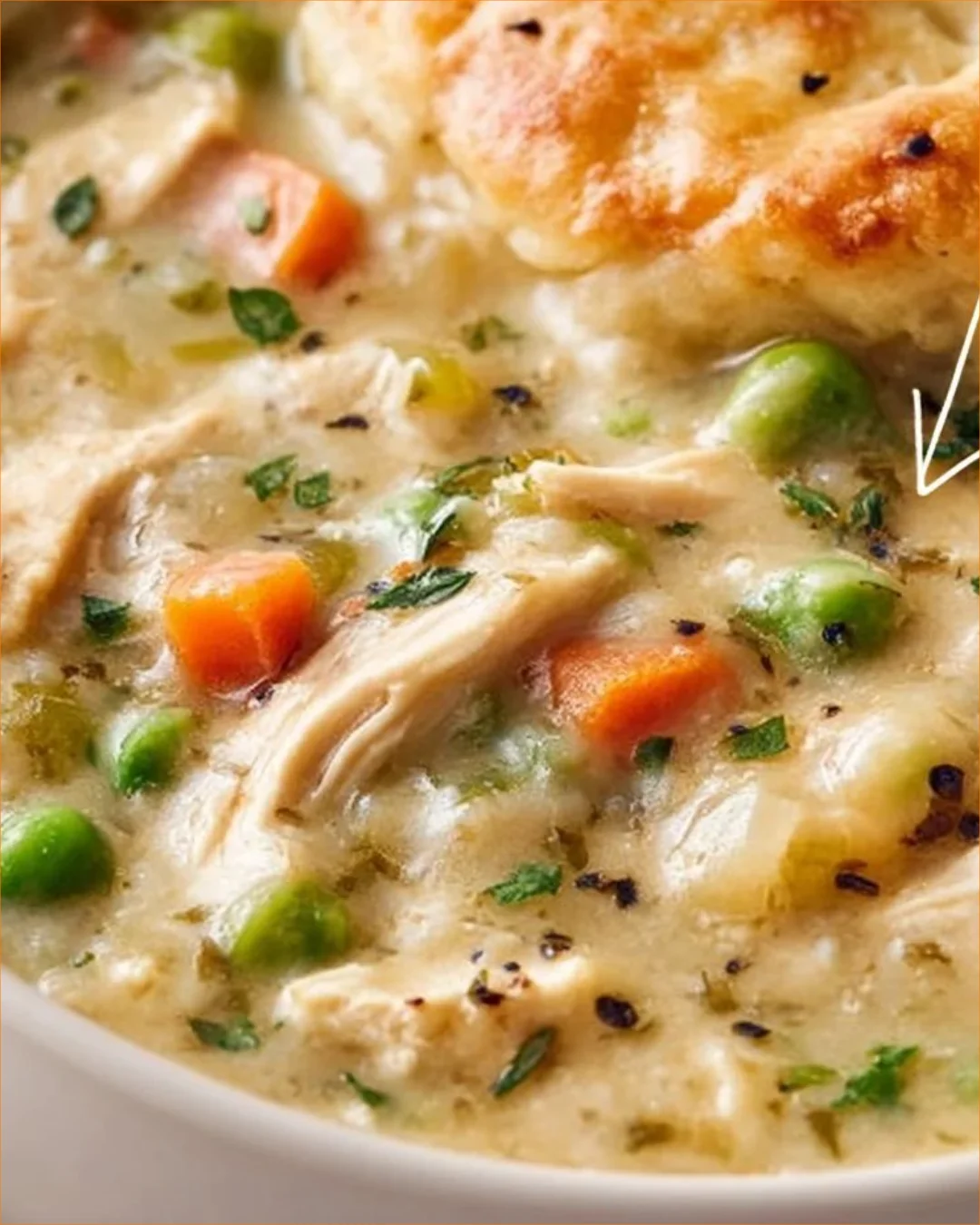 Schüssel mit dampfender Hühnertopf-Suppe, serviert mit frischem Gemüse und Gewürzen.