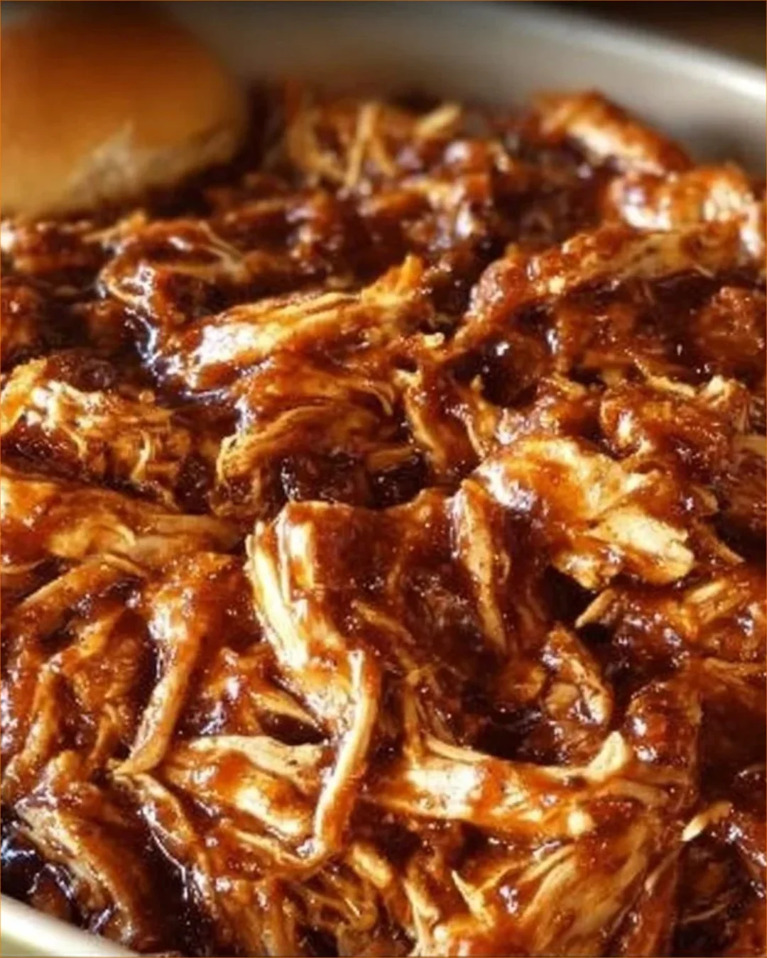 Pikantes BBQ-Hühnchen aus dem Slow Cooker, serviert mit Beilagen