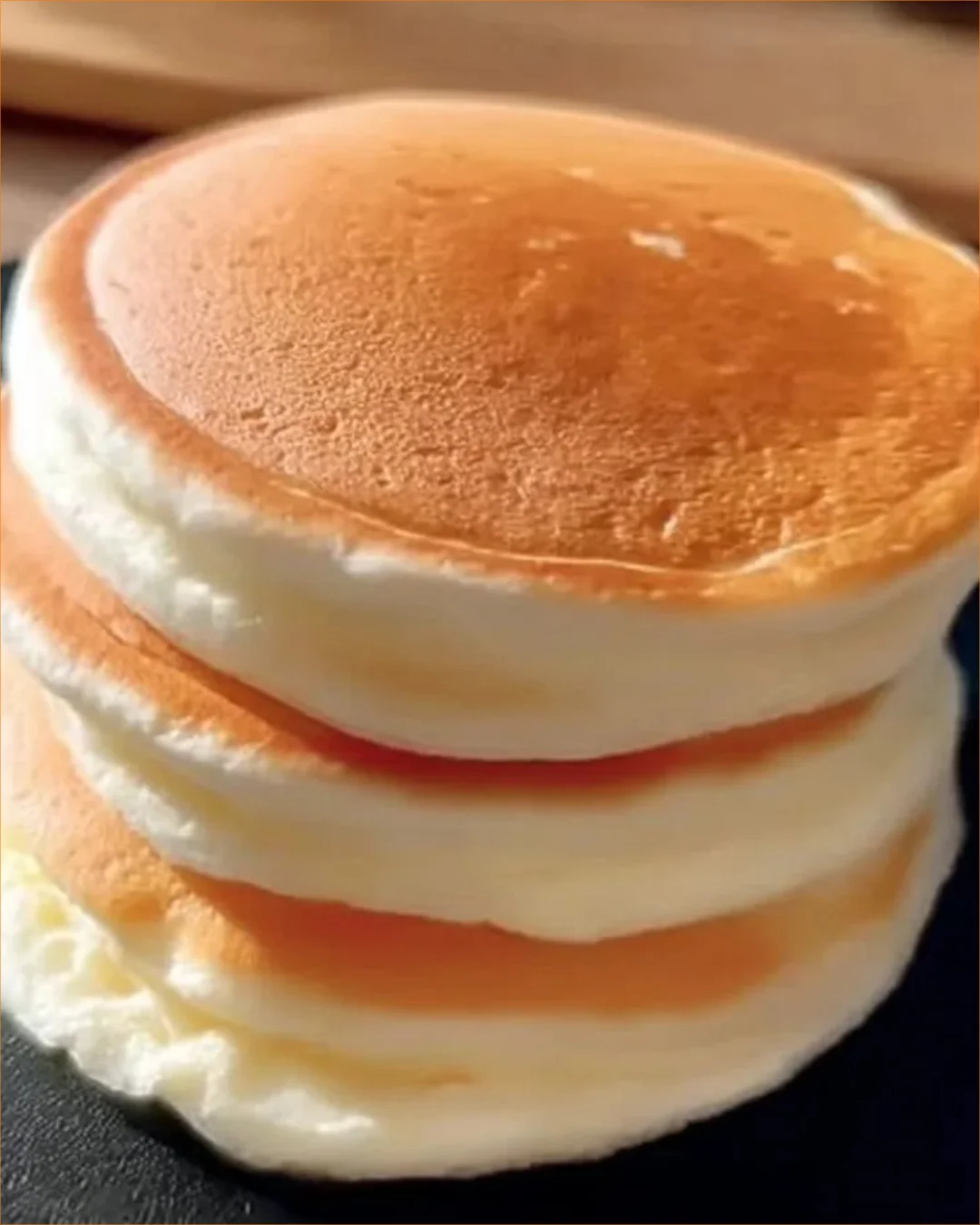 Wolkenartige Pfannkuchen auf einem Teller, frisch zubereitet und dekoriert.