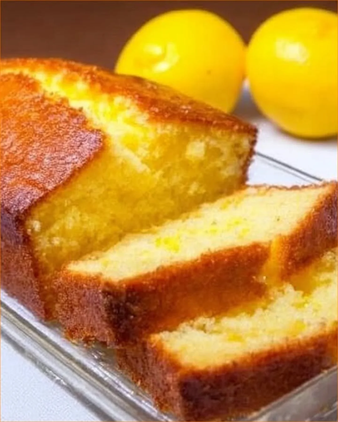 Saftiger Zitronenkuchen mit Zuckerglasur auf einem Teller