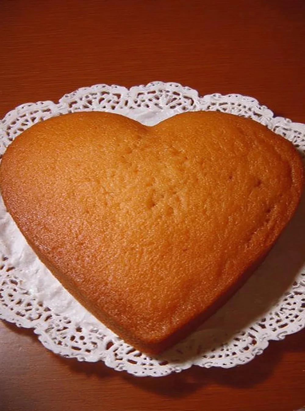 Köstlicher Schwammkuchen auf einem Teller, ideal für festliche Anlässe.