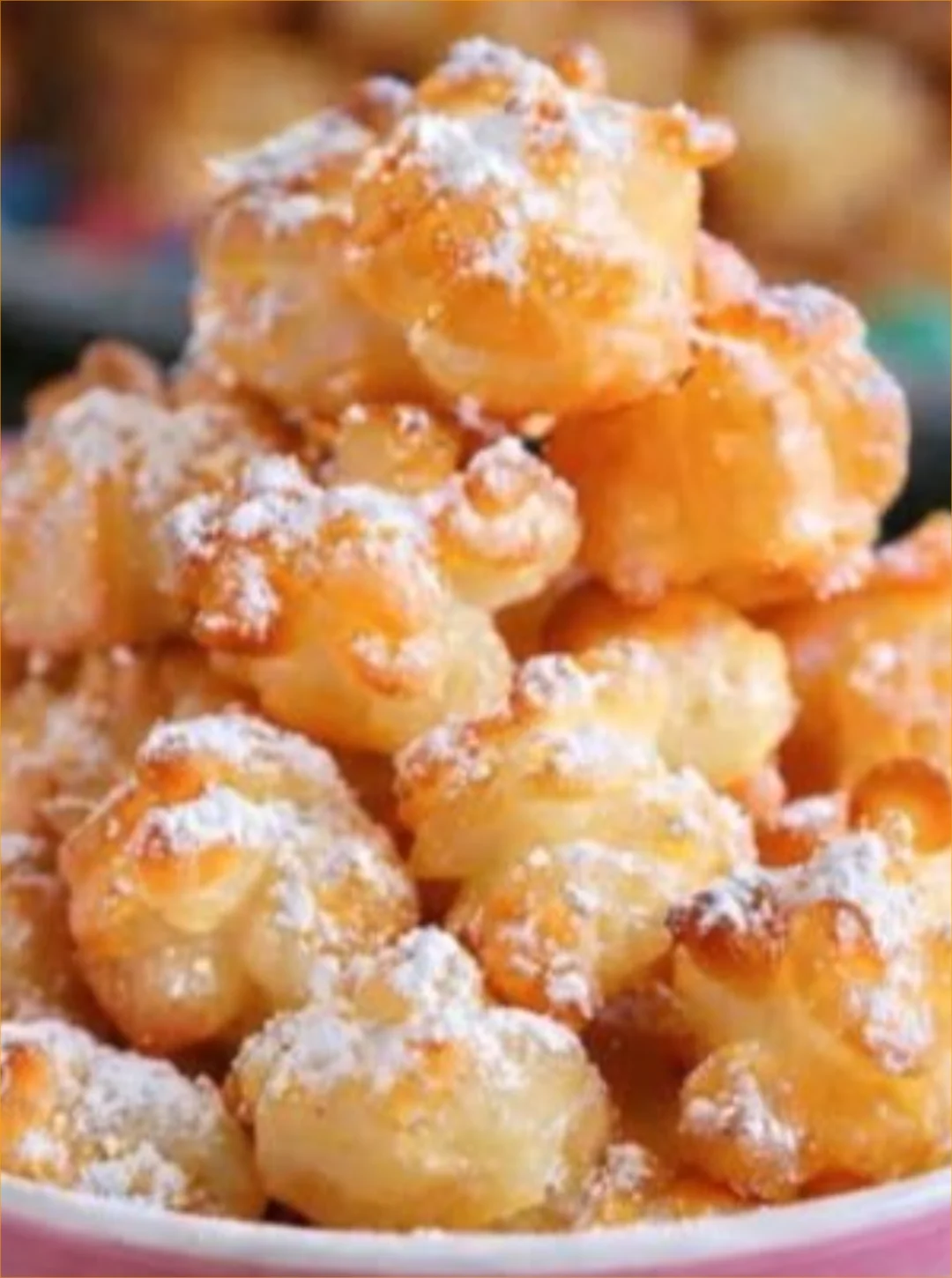 Frische, gefüllte Krapfen auf einem Teller, perfekt für Festlichkeiten.