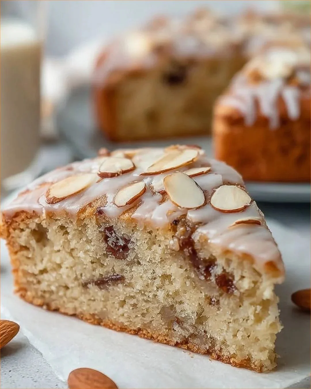 Schuldfreier, mehlfreier Mandeln-Joy-Griechischer Joghurtkuchen auf einem Teller