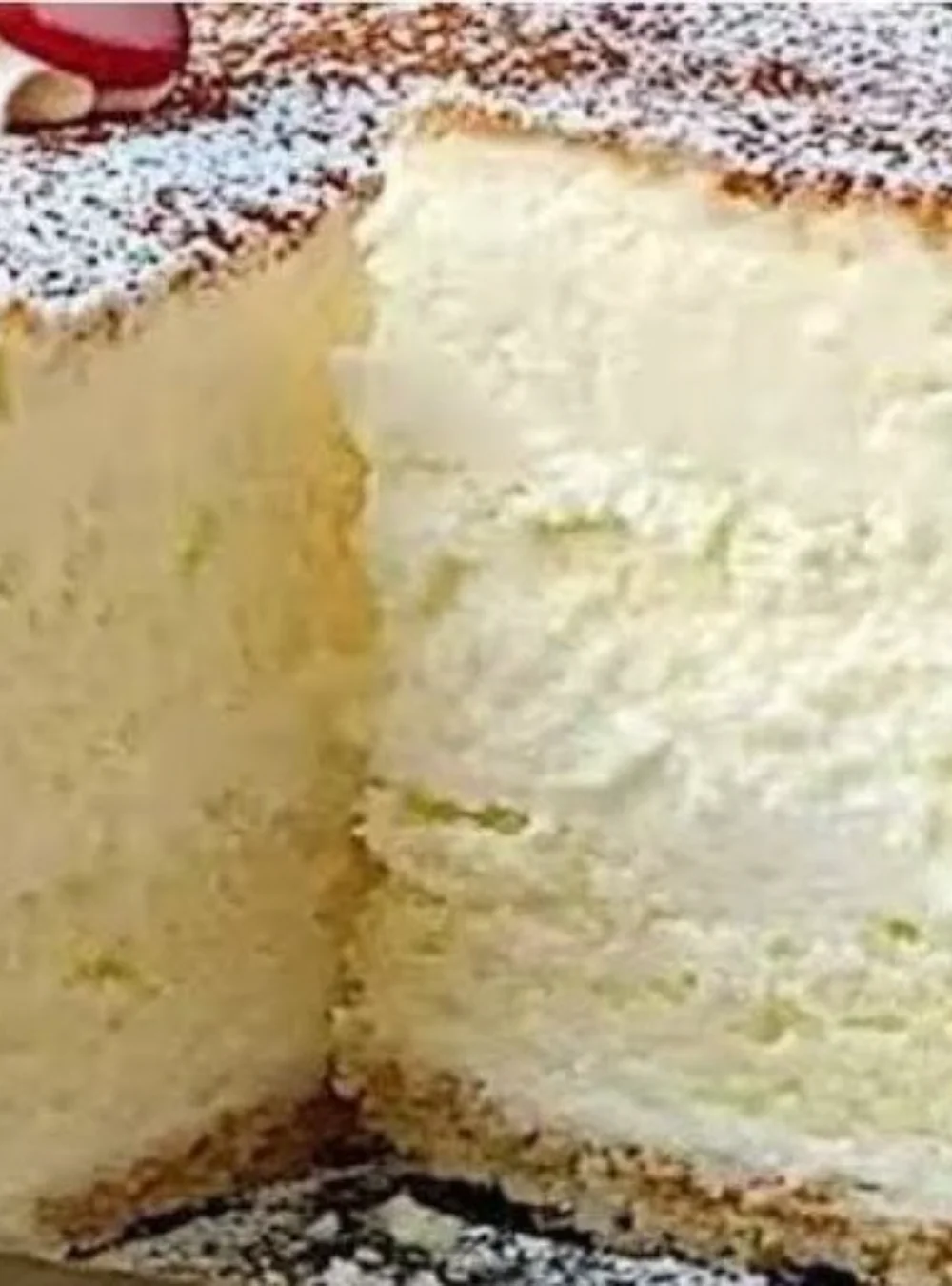 Frisch gebackenes Apfeltörtchen mit Sahne auf einem Teller