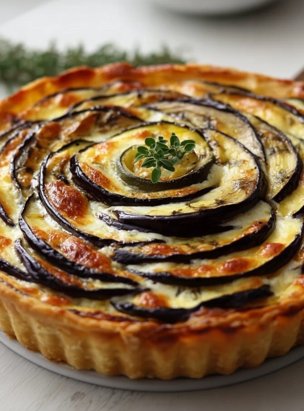 Auberginen- und Käse-Quiche mit frisch gebackenem Teig und Käse überbacken.