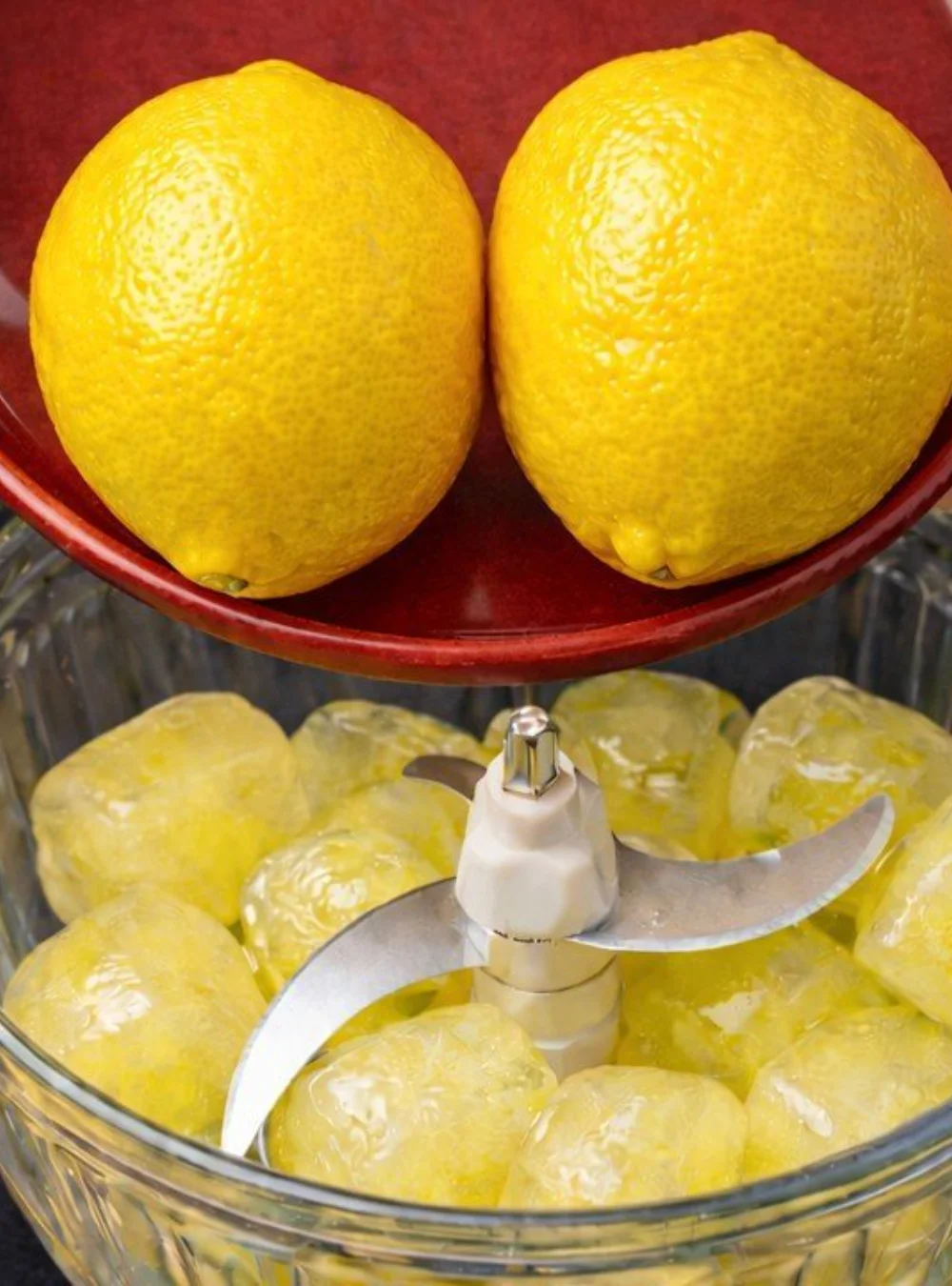Hausgemachter Limoncello mit erfrischenden Zitronenwürfeln auf einem Tisch