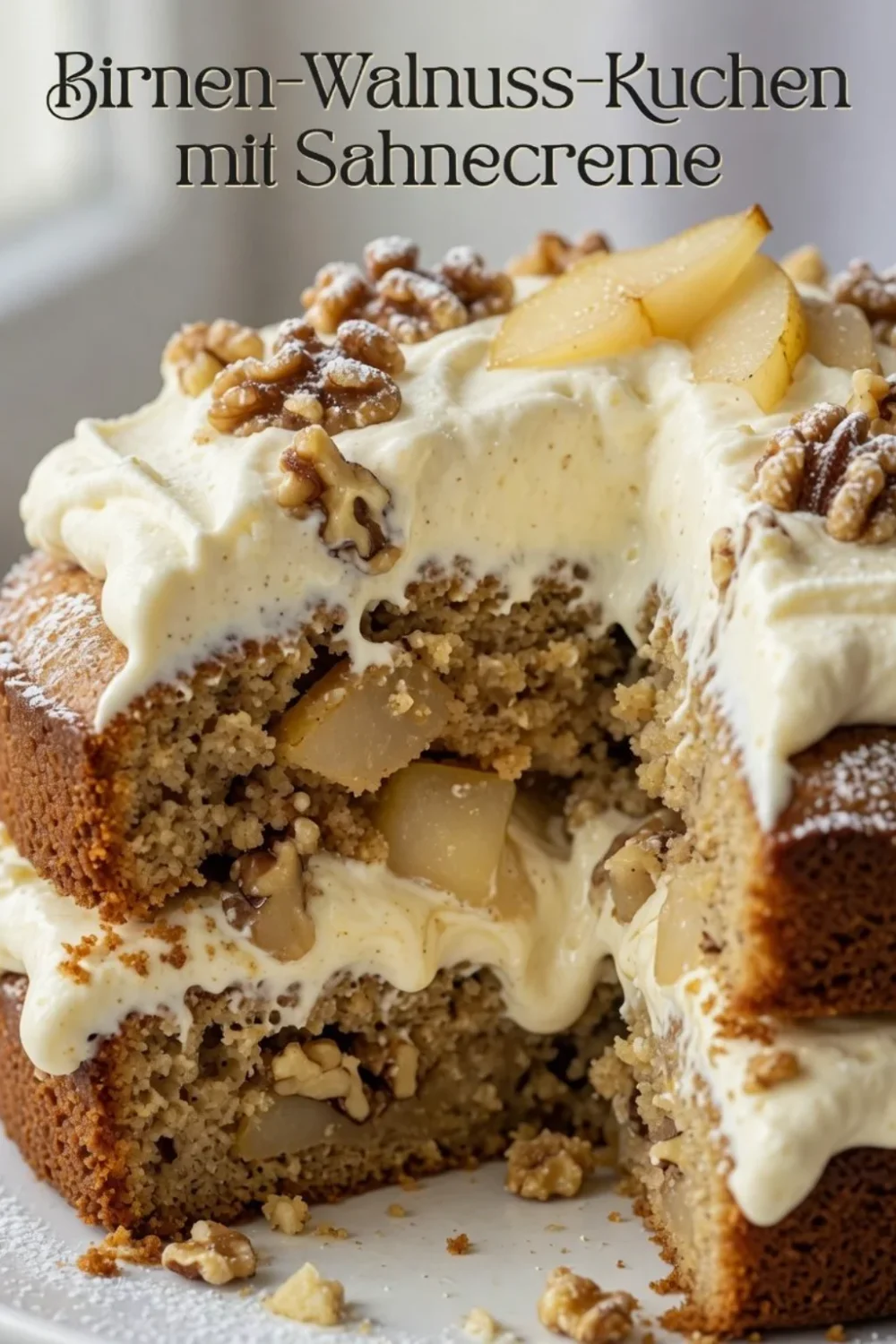 Birne Walnuss Gewürzkuchen mit Creme auf einem dekorativen Teller