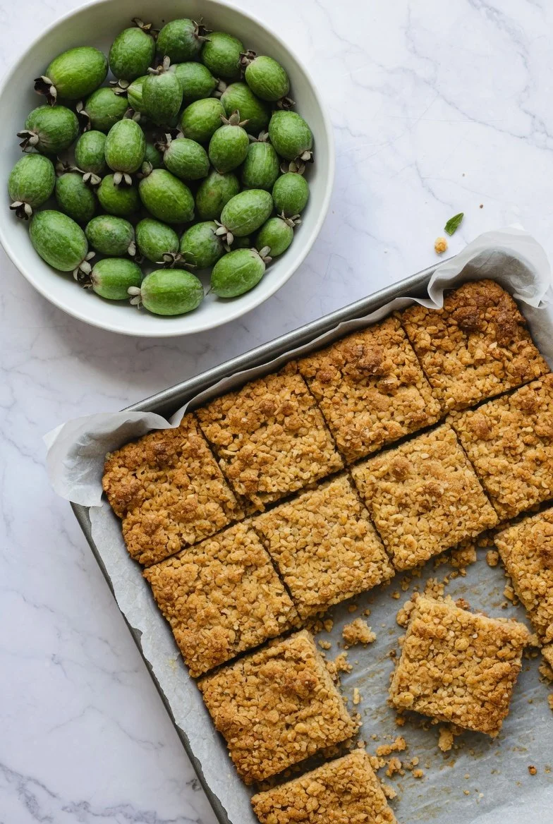Feijoa-Crumble-Scheibe auf einem Teller, fruchtiges Dessert für Kuchenliebhaber