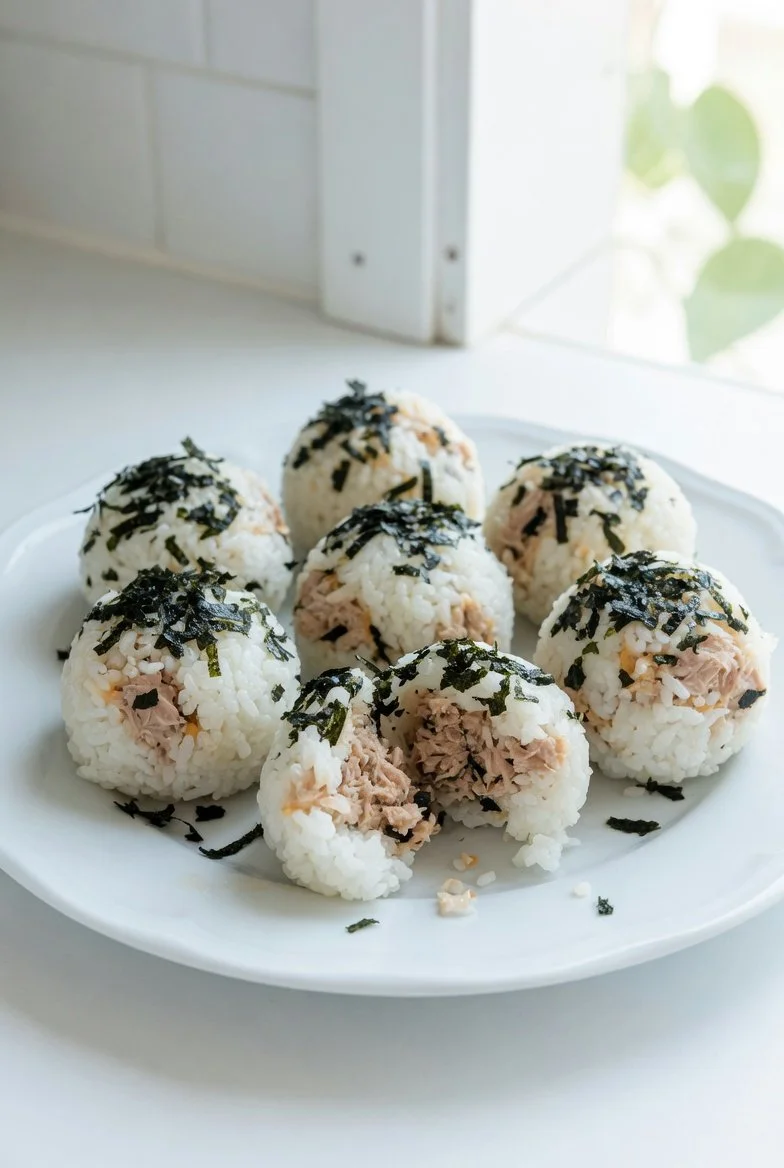 Gesunde Thunfisch-Reisbällchen auf einem Teller, ideal für schnelle Mahlzeiten.
