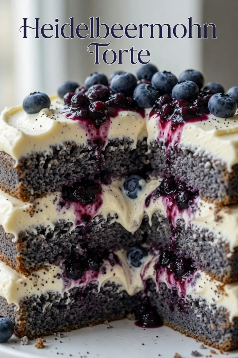 Heidelbeer Mohn Torte mit frischen Heidelbeeren und Mohn in einer appetitlichen Anrichtungsweise.