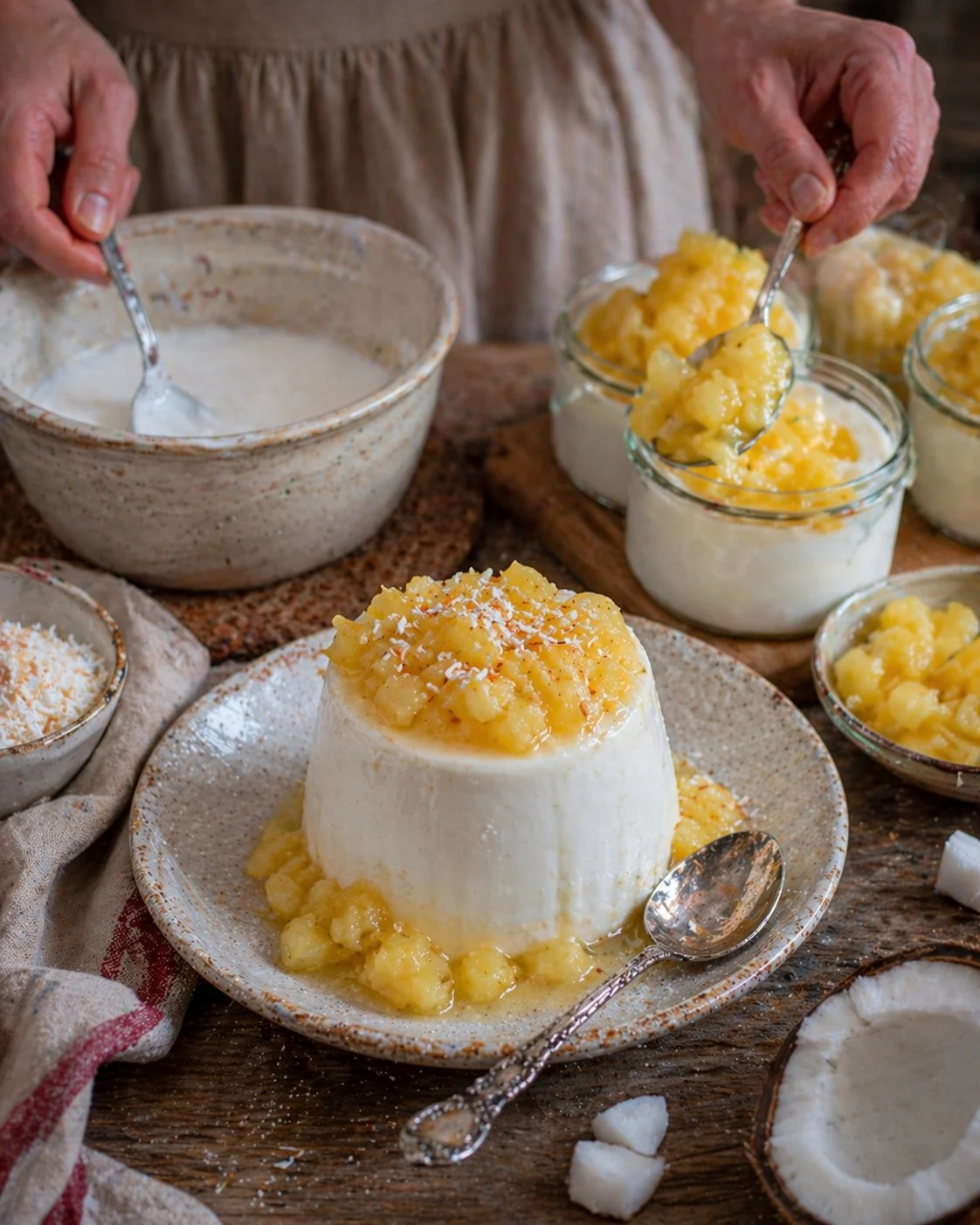 Kokos-Topfen Panna Cotta mit Ananas in einer eleganten Dessertpräsentation