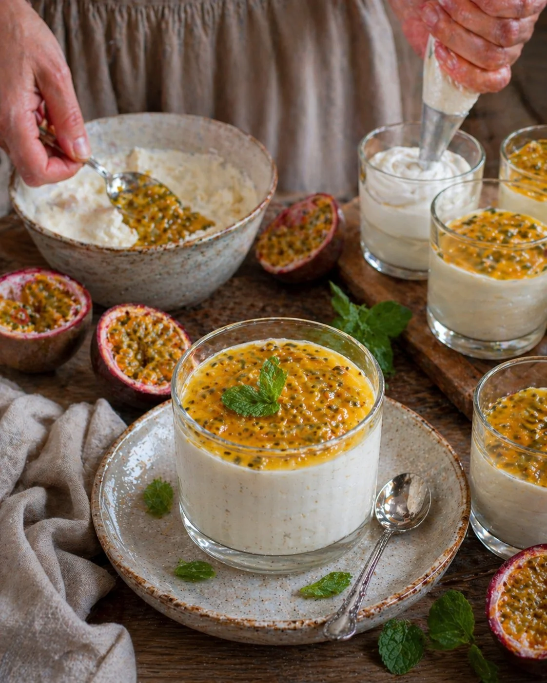 Leichte Topfen-Mousse mit Passionsfrucht auf einem eleganten Teller serviert.