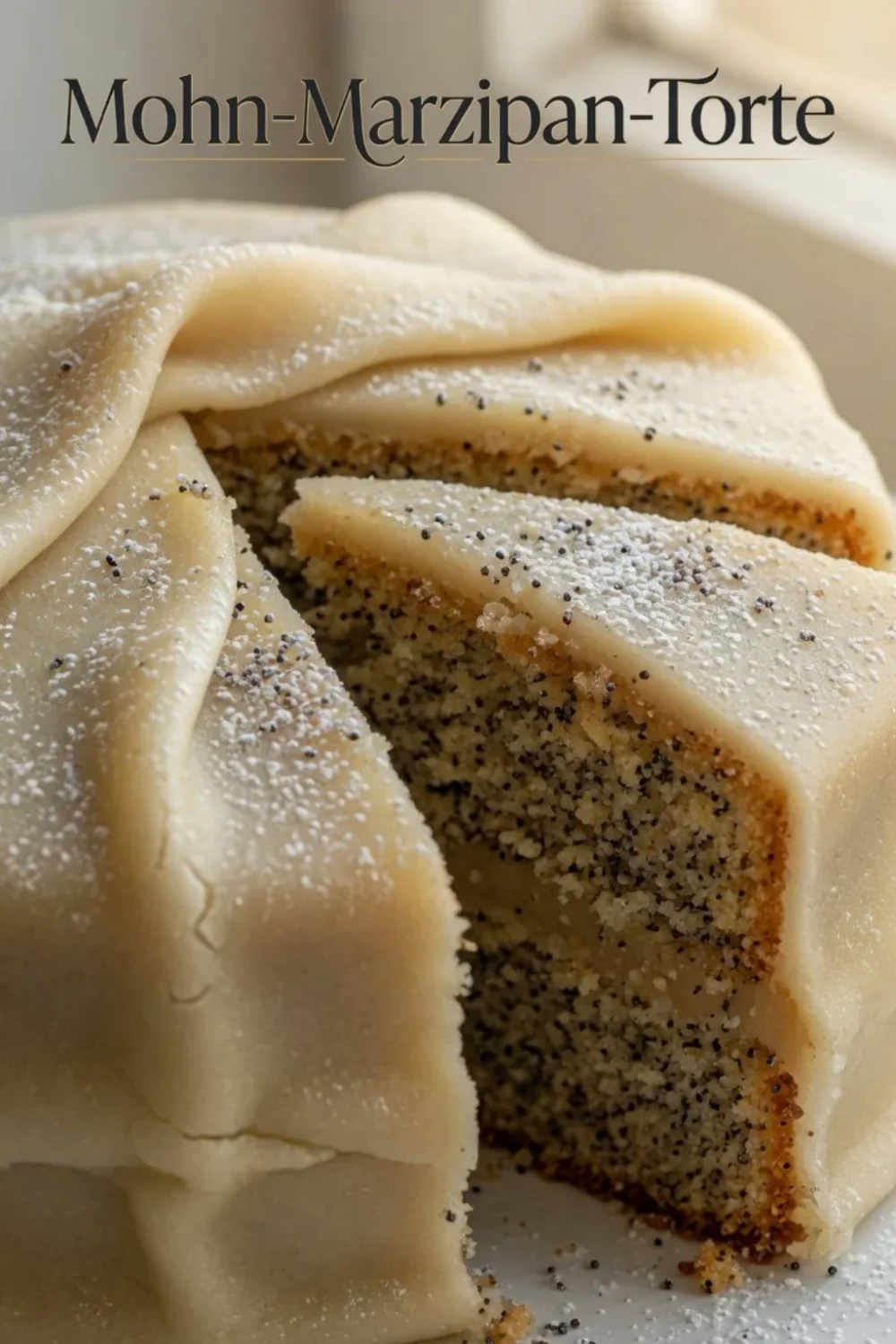Mohn-Marzipan-Torte mit dekorativer Glasur und Marzipanfiguren