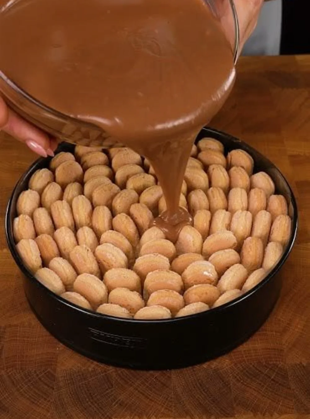 No-Bake Schokoladenkeks-Kuchen Rezept mit köstlicher Schokolade und Keksen