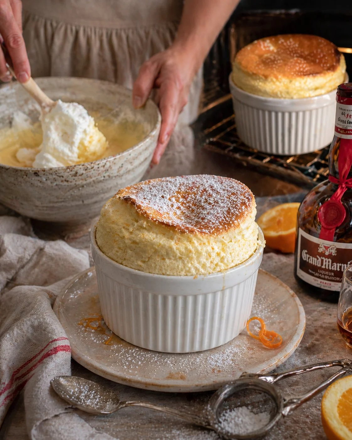 Delikates Topfen-Soufflé mit Grand Marnier auf einem Teller serviert