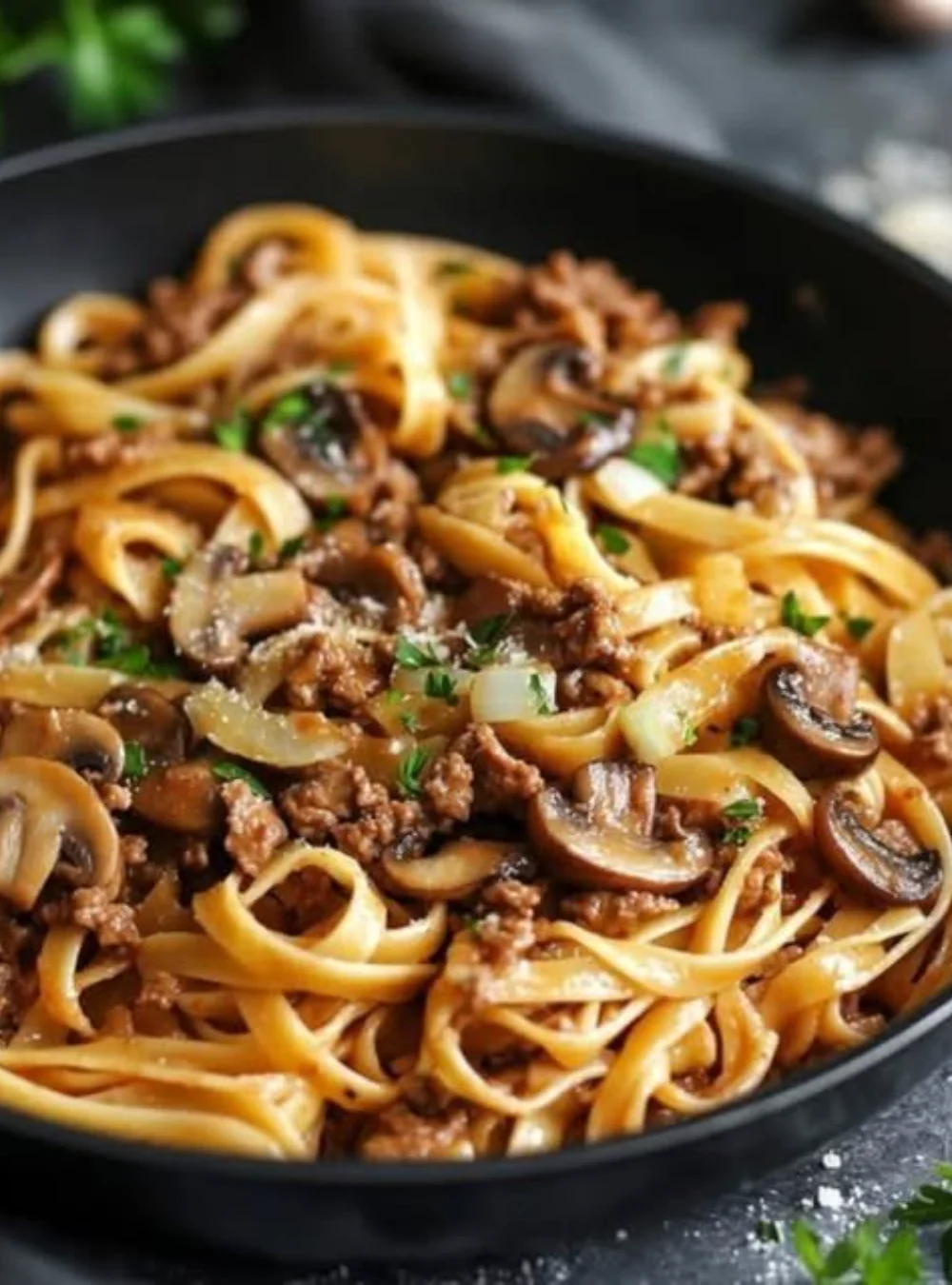 Cremige Tagliatelle mit Hackfleisch und Champignons auf einem Teller