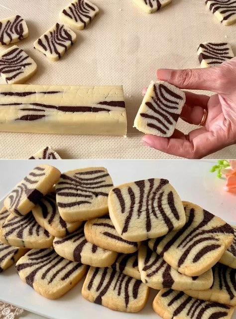Muster-Butterplätzchen auf einem Blech, frisch gebacken und dekoriert.