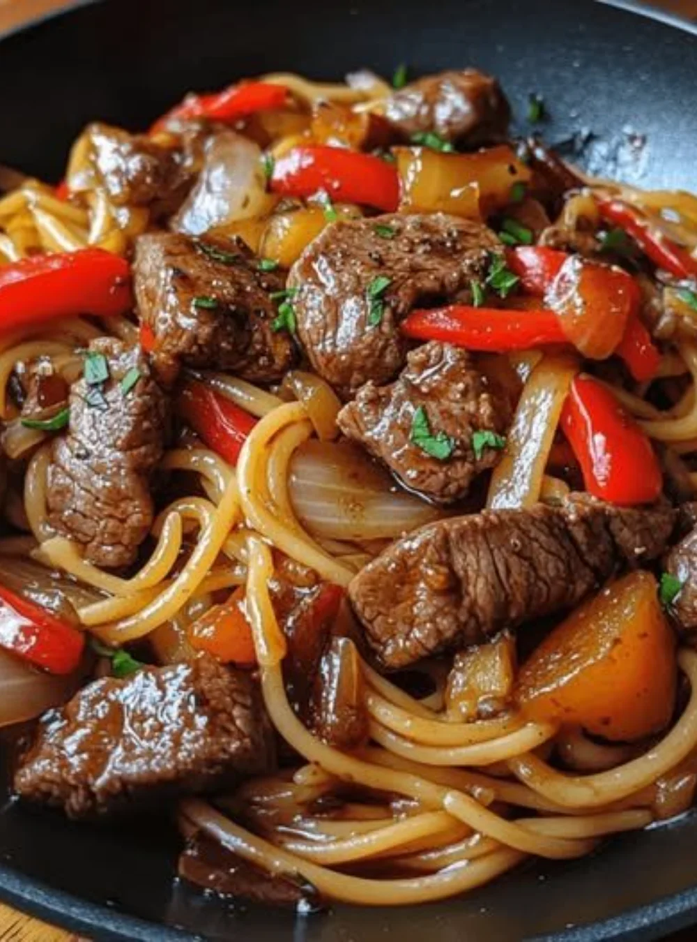 Schnelles Rinderfilet mit asiatischer Sauce auf einem Teller serviert