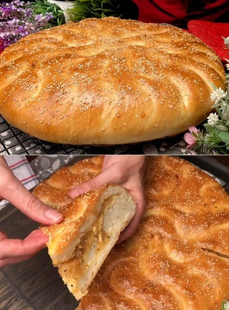 Zwiebelkuchen frisch aus dem Ofen mit goldbraunem Teig und Zwiebelbelag